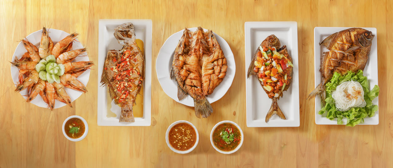 Auf der Speisekarte des Tha Chang: Fisch und Garnelen Auswahl im Thai Chang